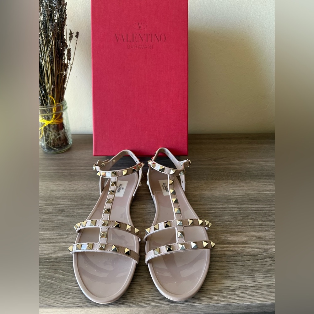 Valentino Garavani Rockstud rubber sandal in Poudre, size 40